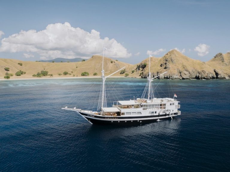Aliikai - Yacht Charter Indonesia - Luxury Rental Classic Sailing