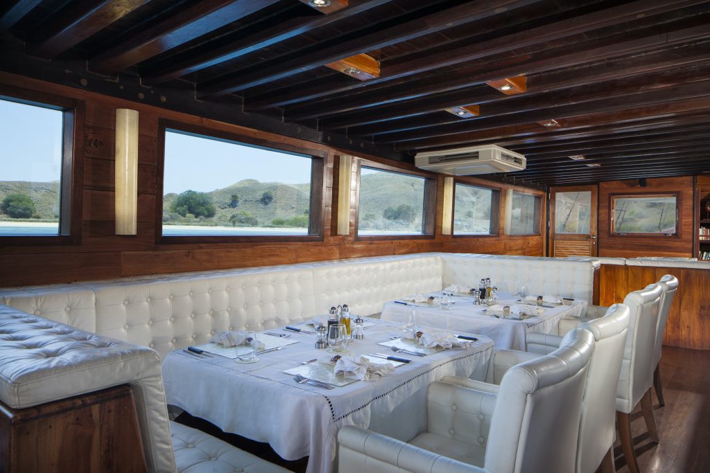 Samata - Yacht Charter Indonesia - Luxury Classic Phinisi