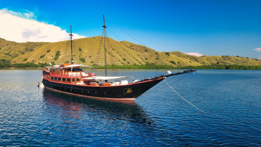 Samata - Yacht Charter Indonesia - Luxury Classic Phinisi