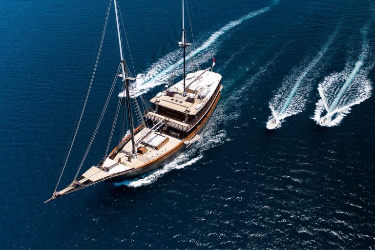 Dunia Baru - Yacht Charter Indonesia - Superyacht Private Phinisi