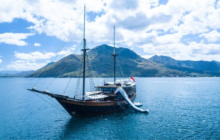 Dunia Baru - Yacht Charter Indonesia