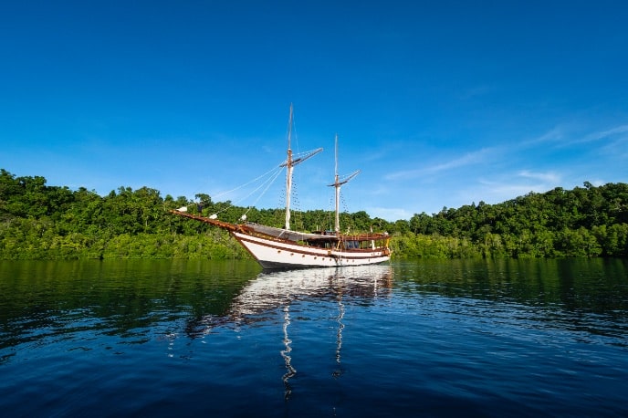 Majik - Yacht Charter Indonesia - Luxury Boat Rental Classic Phinisi Sails