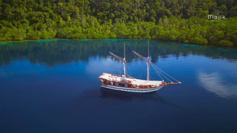 Majik - Yacht Charter Indonesia - Luxury Boat Rental Classic Phinisi Cruising