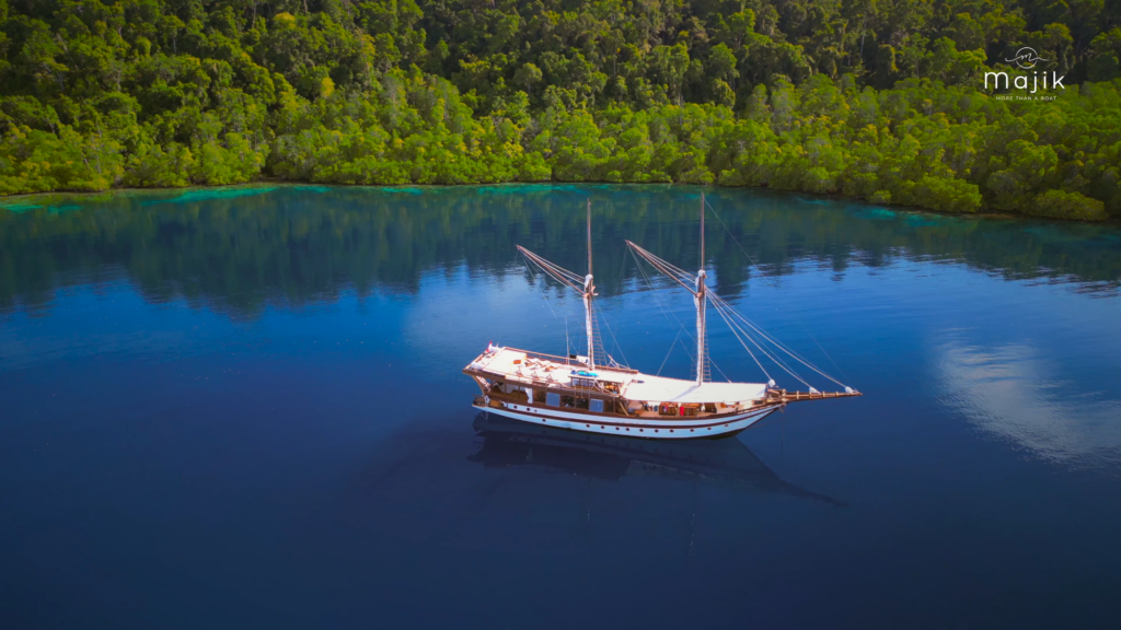 Majik - Yacht Charter Indonesia - Luxury Boat Rental Classic Phinisi Exterior